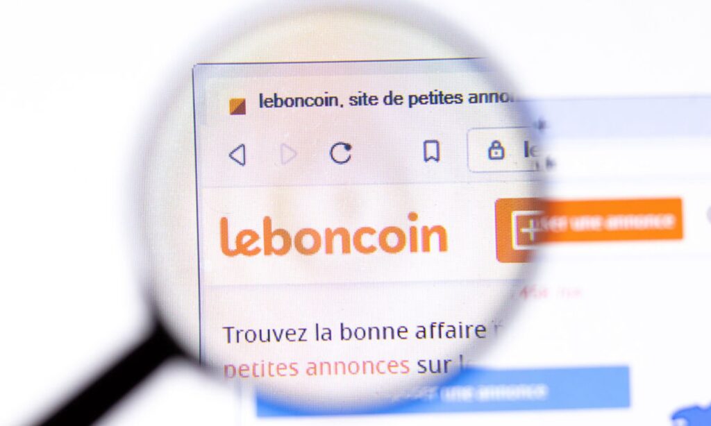 Loupe sur la page d’accueil du site Leboncoin.