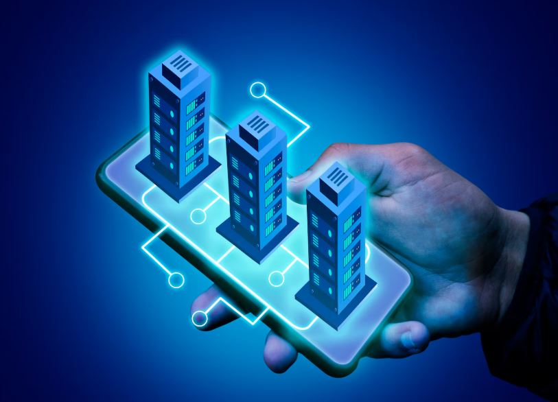 Un homme tenant un smartphone avec un hologramme de plusieurs immeubles