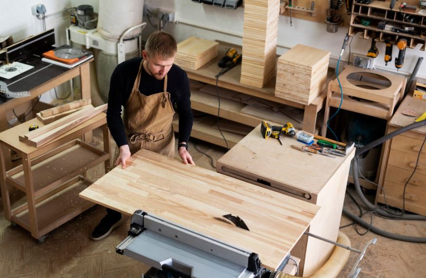 Homme travaillant dans un atelier de bois